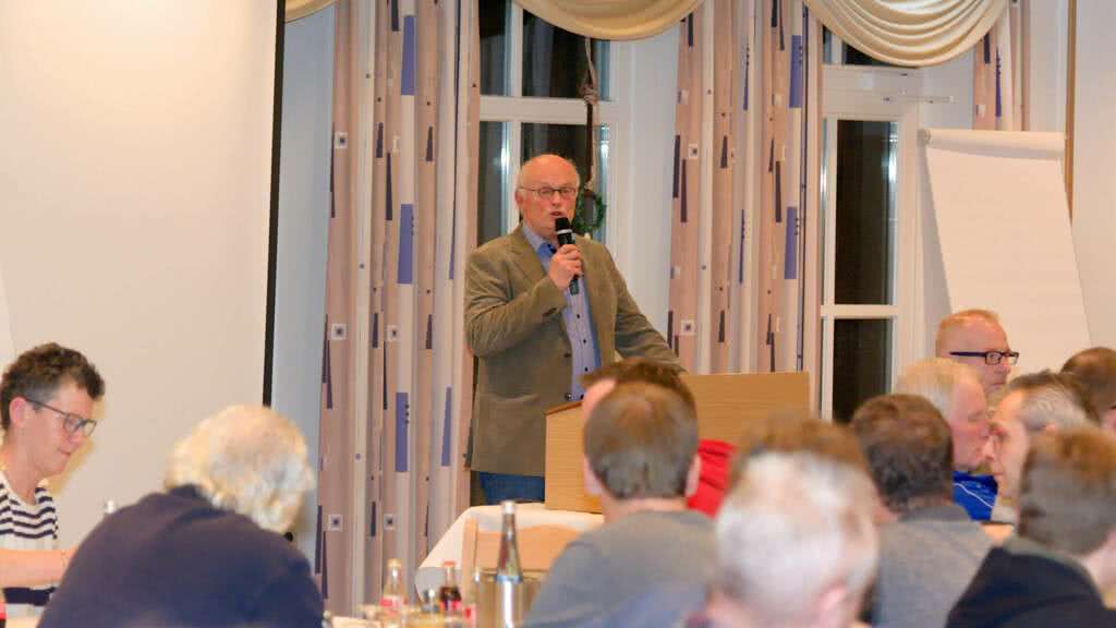 Kreisvorsitzender Willy Westphal begrüßt die Vereinsvetreter in Legden