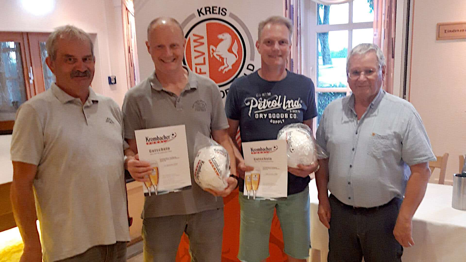 Manfred Nieland (links) und Horst Dastig überreichen die Urkunden für die Ü32- und Ü40-Meisterschaft