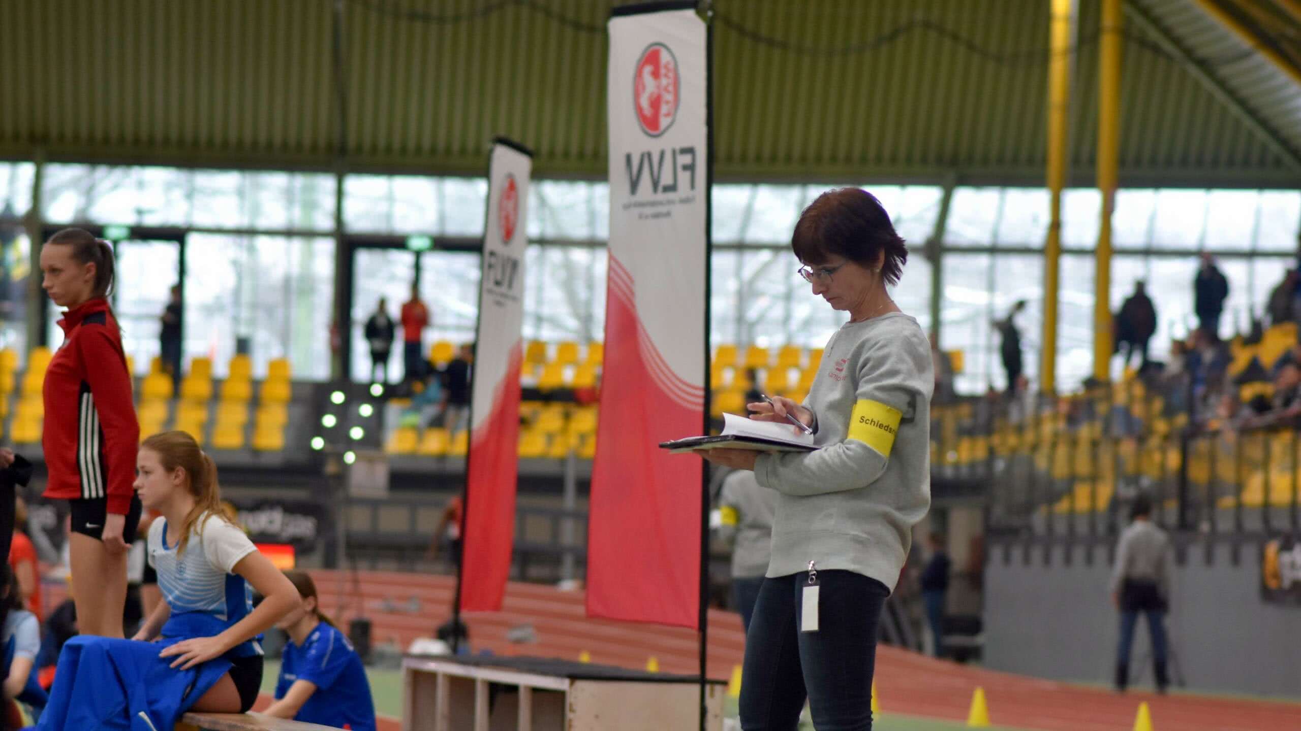 Kampfrichter Schiedsrichter Leichtathletik Halle