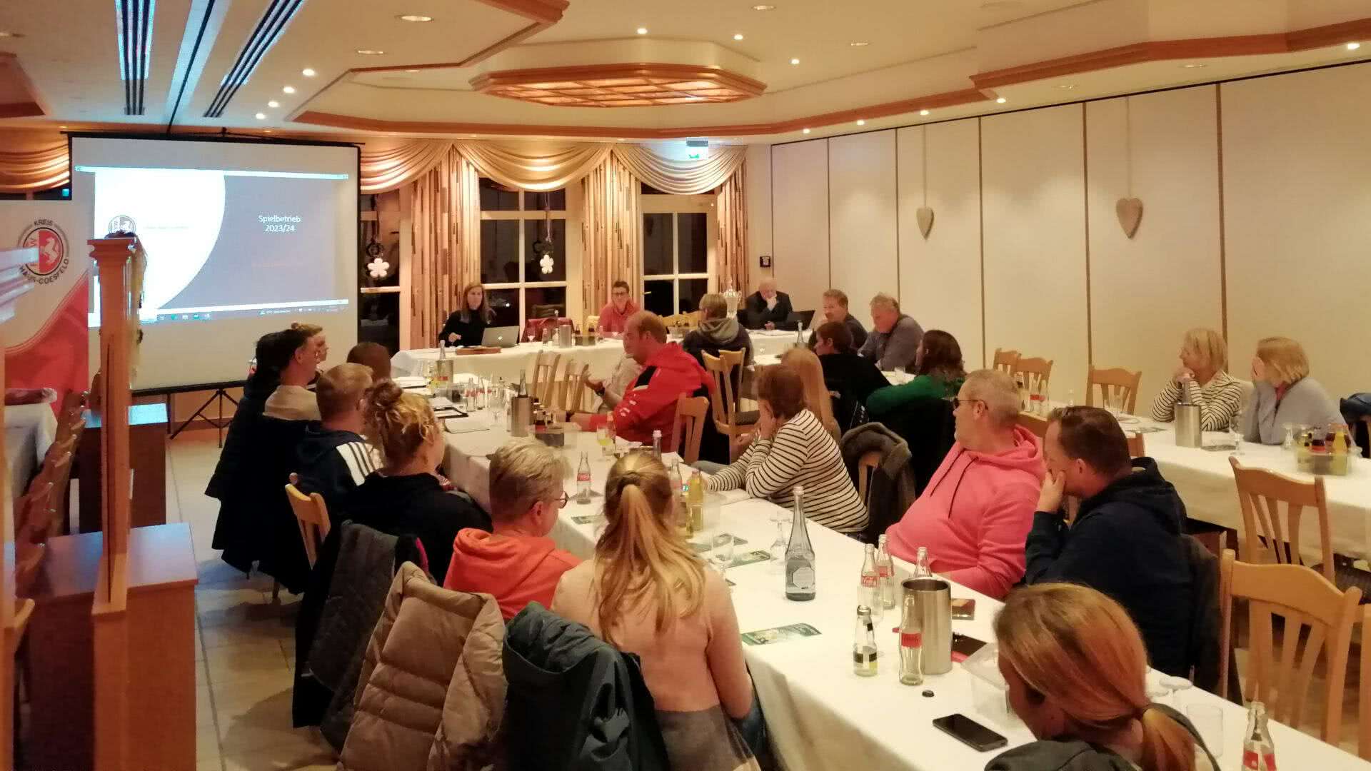 Zur Arbeitstagung trafen sich der Kreis Ahaus-Coesfeld mit den Vereinen im Bereich Frauen- und Mächenfußball