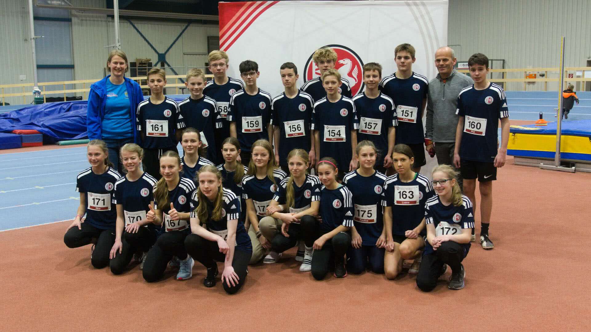 Die U14-Leichtathletik-Kreisauswahl 2023 mit Jugendwartin Larissa Bomkamp und Lehrwart Bernd Bohmert