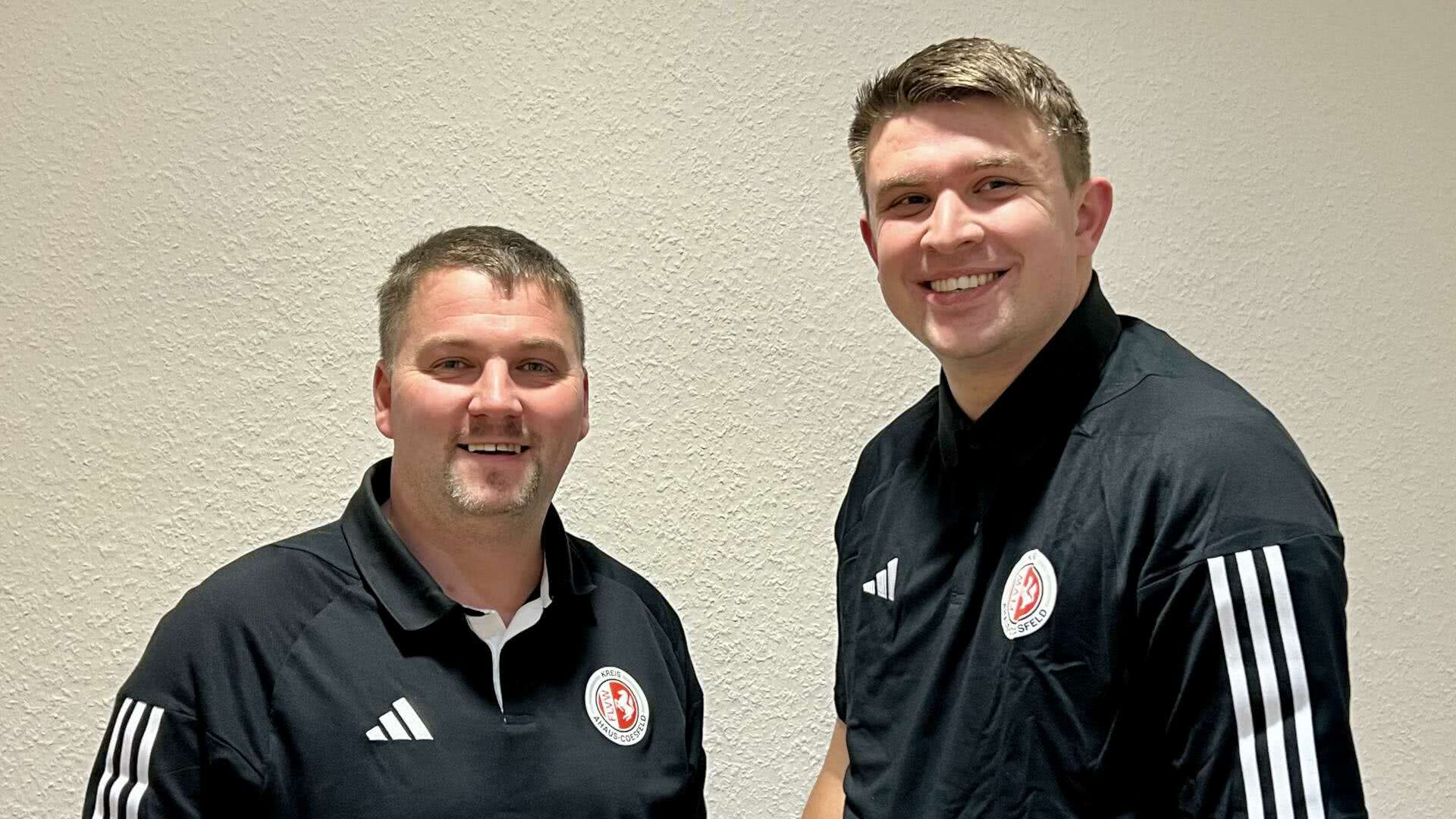 Christian Schmidt, Vorsitzender des Kreisjugendausschuss begrüßt Niklas Pieper (rechts)