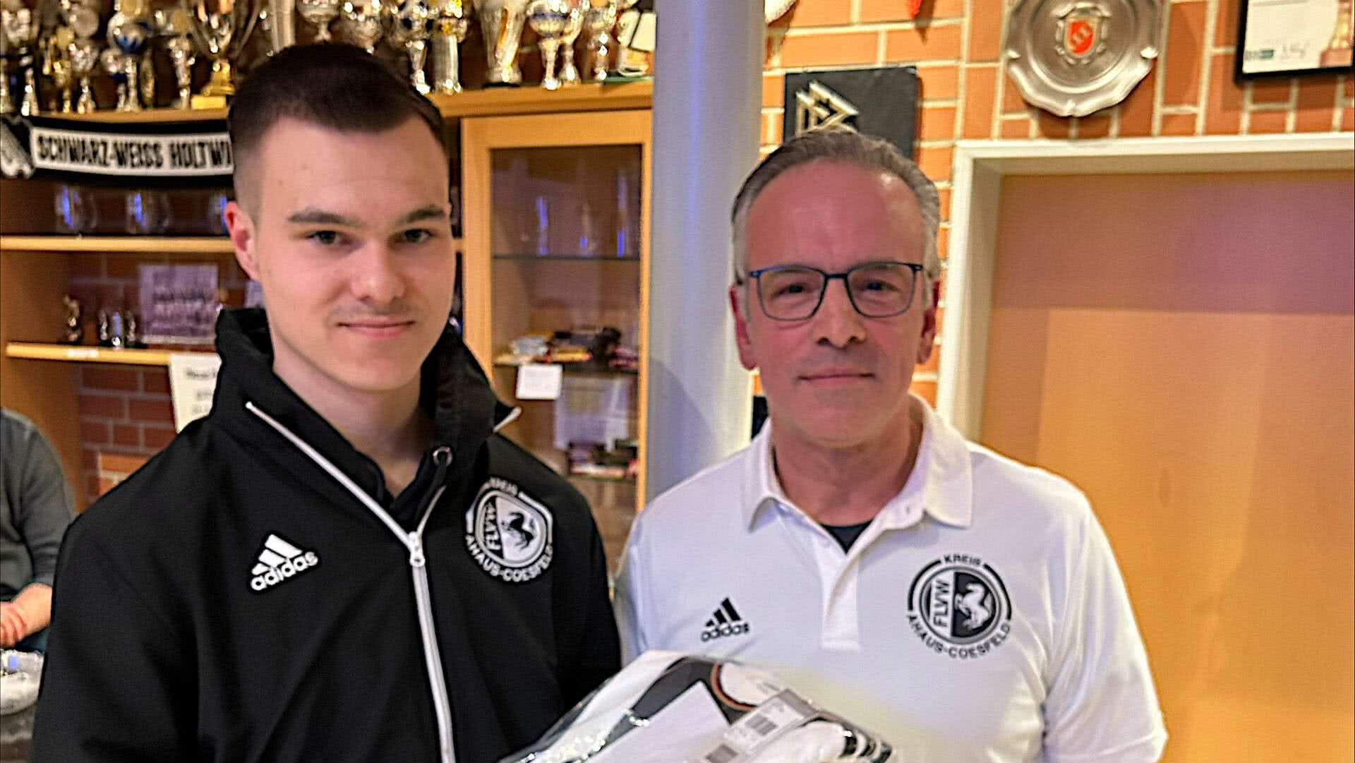 KSA-Vorsitzender Paulo Goncalves  bedankt sich bei Tizian Schulte (links).