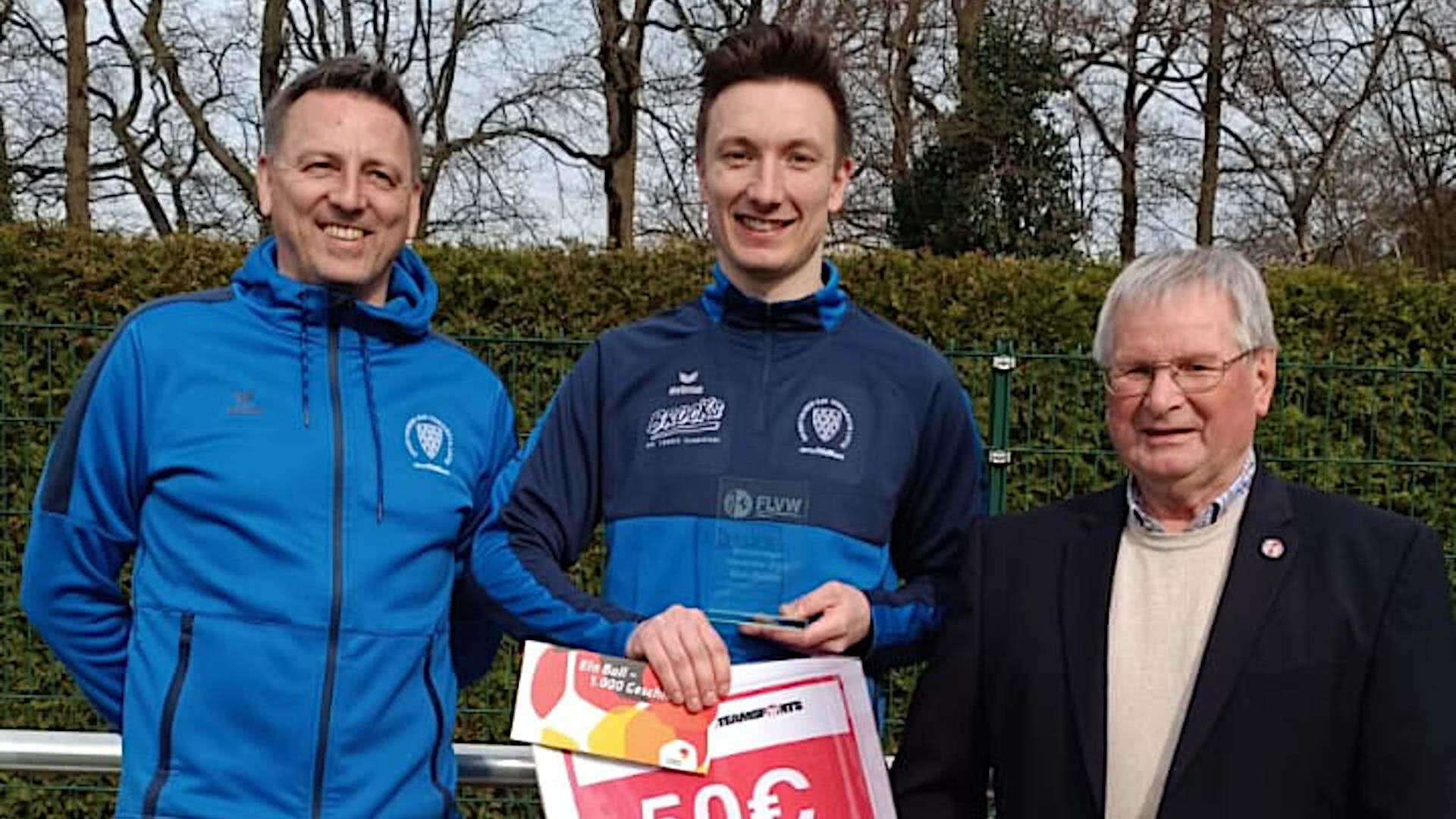 von Links Michael Schmitz (Abteilungsleiter Fussball) - Nick Richter (Monatssieger) - Horst Dastig (Staffelleiter)