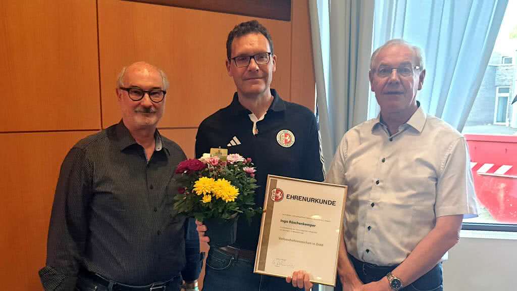 Peter Westermann und Bernhard Bußmann überreichten das FLVW-Ehrenzeichenin Gold an Ingo Röschenkemper. 