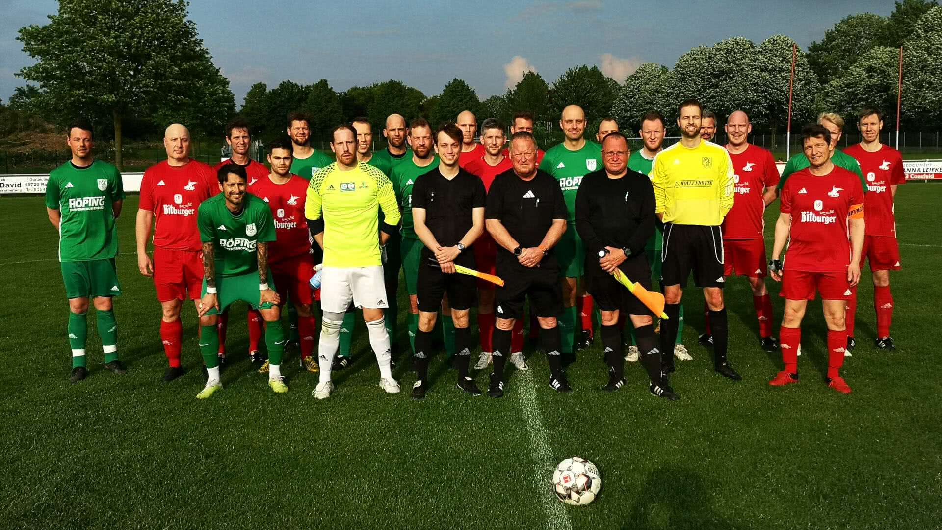 Die Ü32-Mannschaften des ASC Schöppingen und der SG Coesfeld vor dem Spiel 