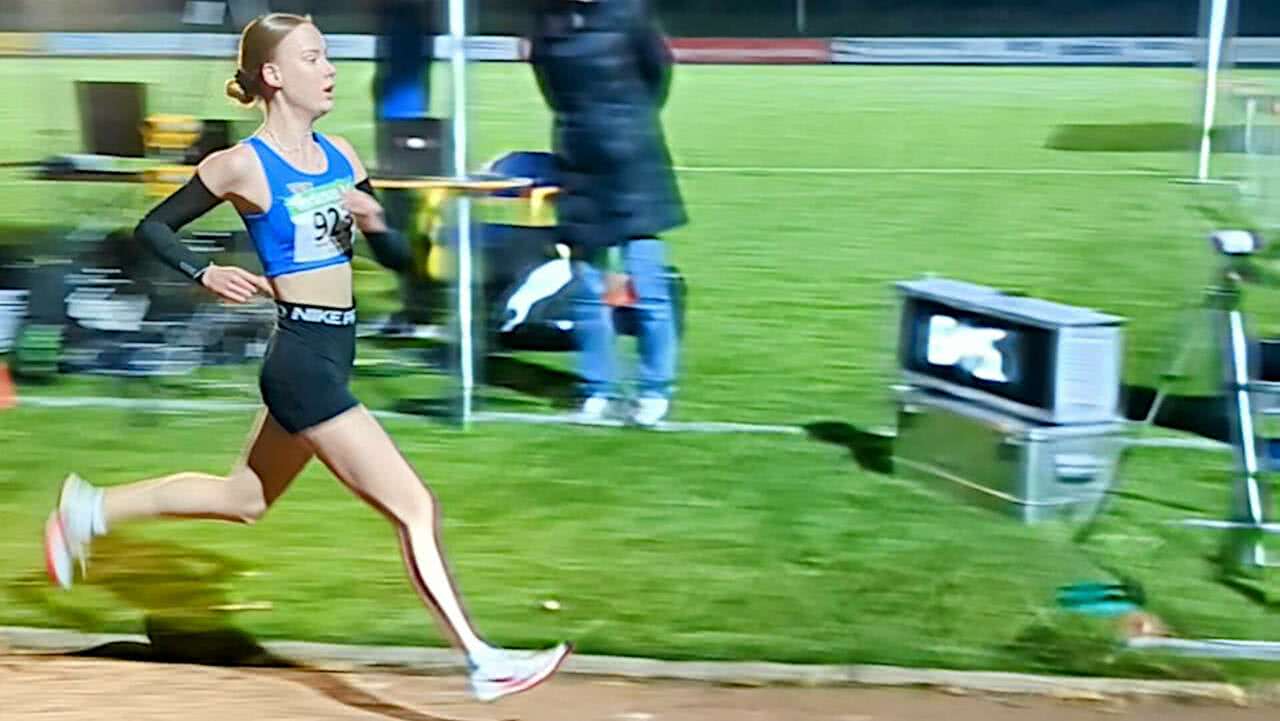 Mareen Jasper (TSG Dülmen) beim Zieleinlauf des 20. Stadtlohner Abendlauf am 4.10.24