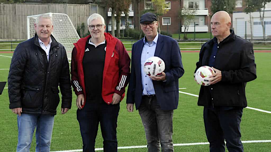 von links: Bürgermeister Dieter Berkemeier, Markus Lobreyer (Vors. KFA), Christian Dieker (Vors. SuS Legden), Helmut Reckers (Vo