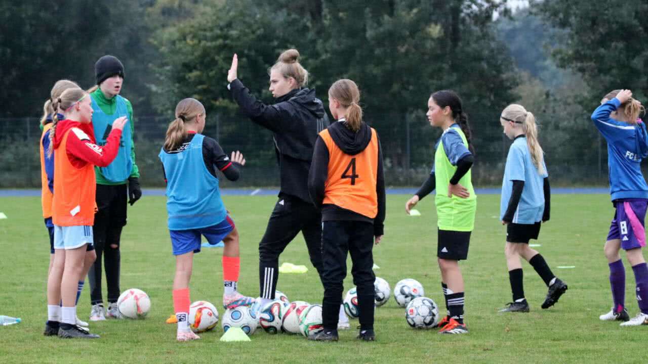 Schulung Mädchenfußball am Stützpunkt Maria-Veen