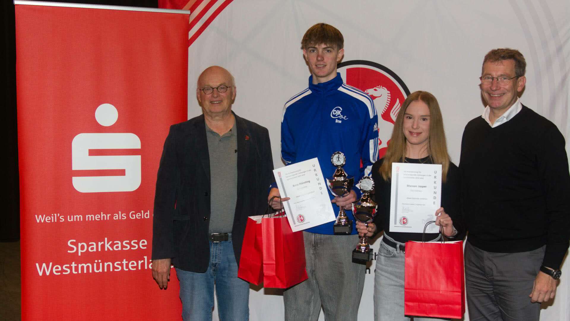 Der Kreisvorsitzende Willy Westphal (links) beglückwünscht zusammen mit Dieter Meister (rechts, Leiter Marketing der Sparkasse Westmünsterland) Arne Hörsting (LG Coesfeld) und Mareen Jasper (TSG Dülmen) zur Auszeichnung als Kreisleichtathleten.