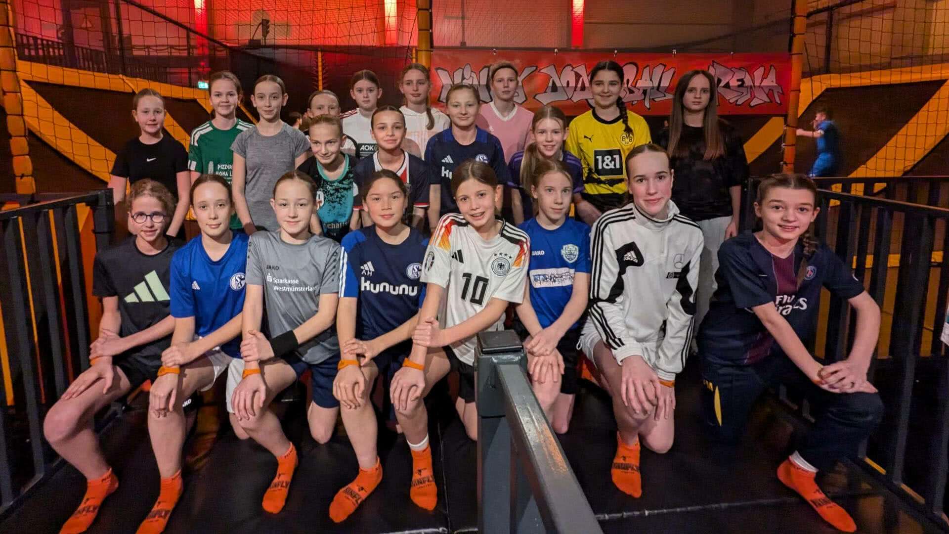U12- und U13-Juniorinnen der Kreisauswahl beim Teamevent in der Trampolinhalle