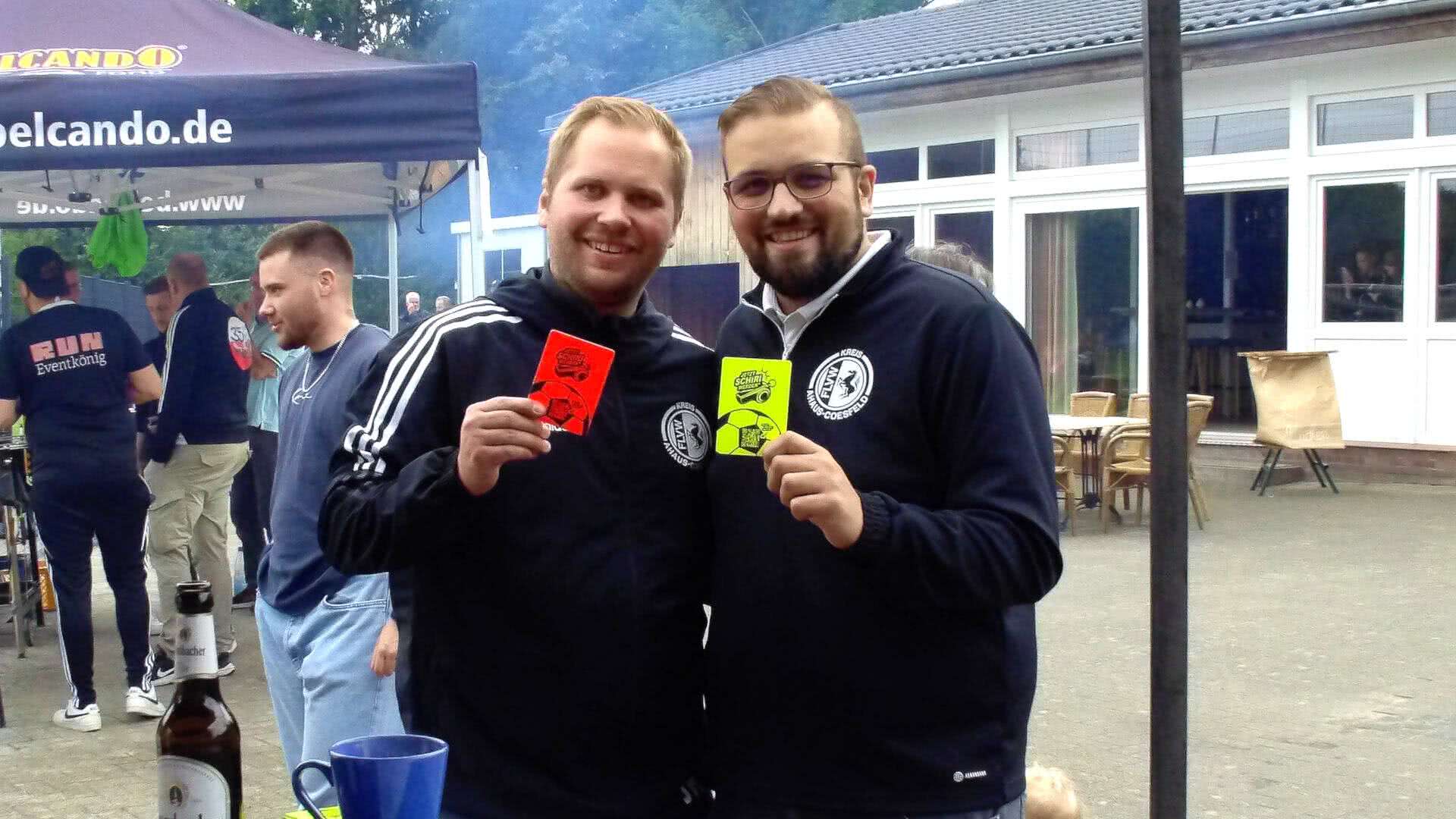 Jannik Kleideiter und Tarik Gündogdu betreuten zusammen mit weiteren Kollegen den Infopoint des Kreisschiedsrichterausschuss