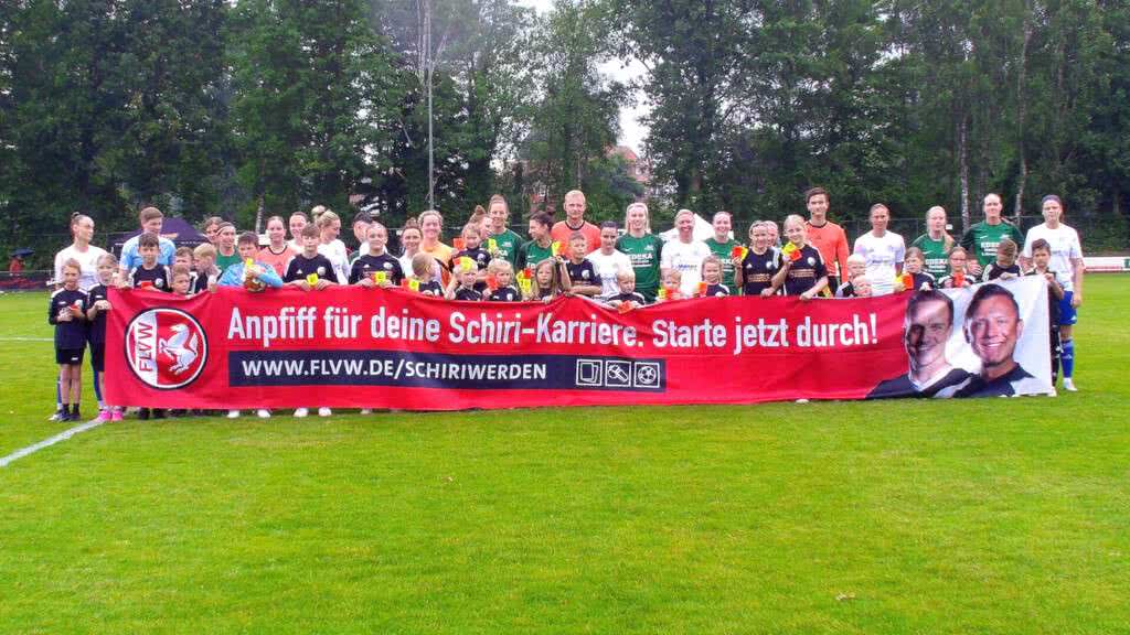 Die Einlaufkinder mit Banner und den neuen Schiriwerden-Karten, die sie nach dem Einlaufen unter die Leute brachten.