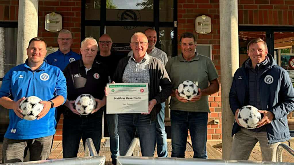 Urkunde, 2 Minitore und 5 Spielbälle, gab‘ es für Matthias Heuermann heute als „Club 100-Mitglied“