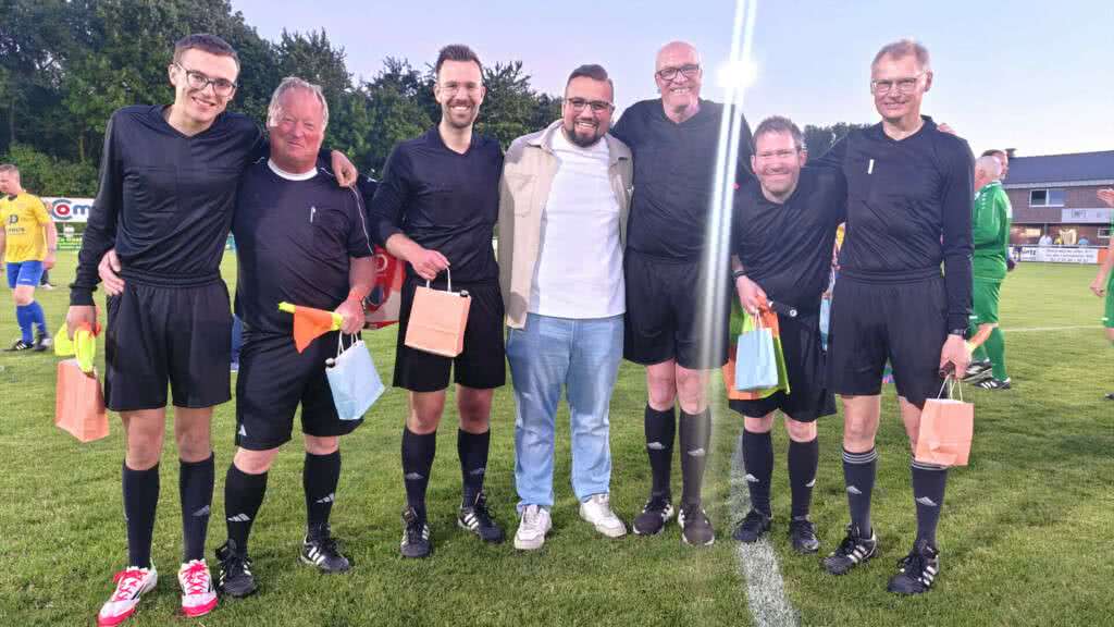 Das inklusive Schiedsrichterteam beim Ü32-Pokalfinale zusammen mit dem VKSA Tarik Gündogdu