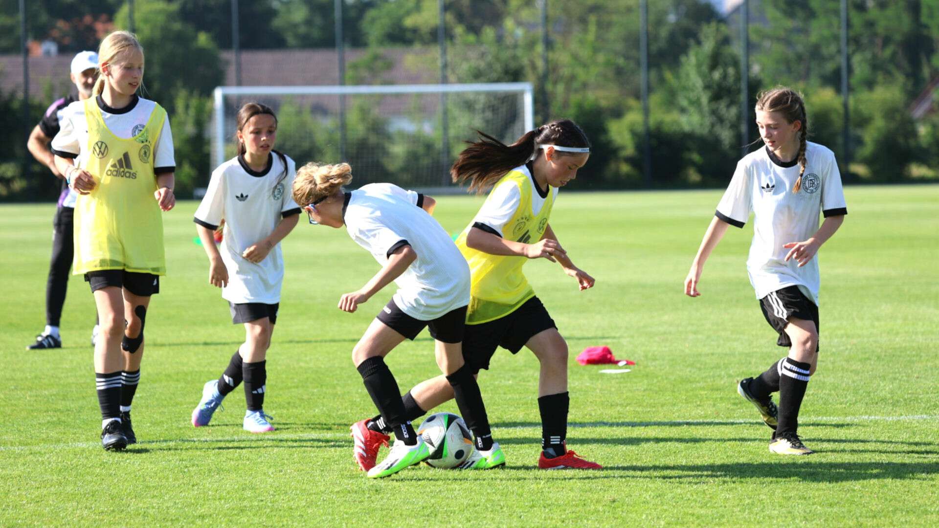 Highlight des Tages war eine Trainingseinheit mit Mario Himsl, dem Assistenztrainer der U17-Nationalmannschaft im DFB-Trikot