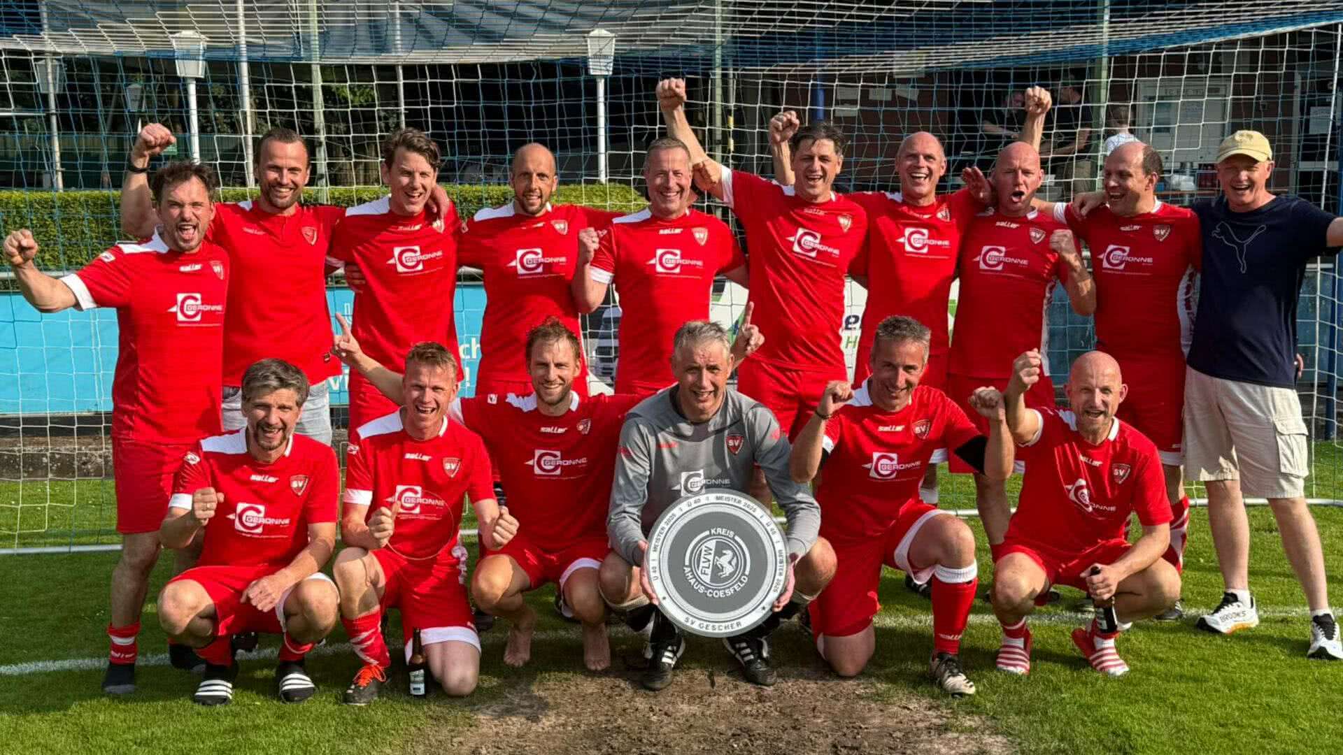 Mannschaftsfoto mit Schale. Der SV Gescher gewinnt die erstmals ausgetragene Ü40-Meisterschaftsendrunde im Kreis Ahaus-Coesfeld