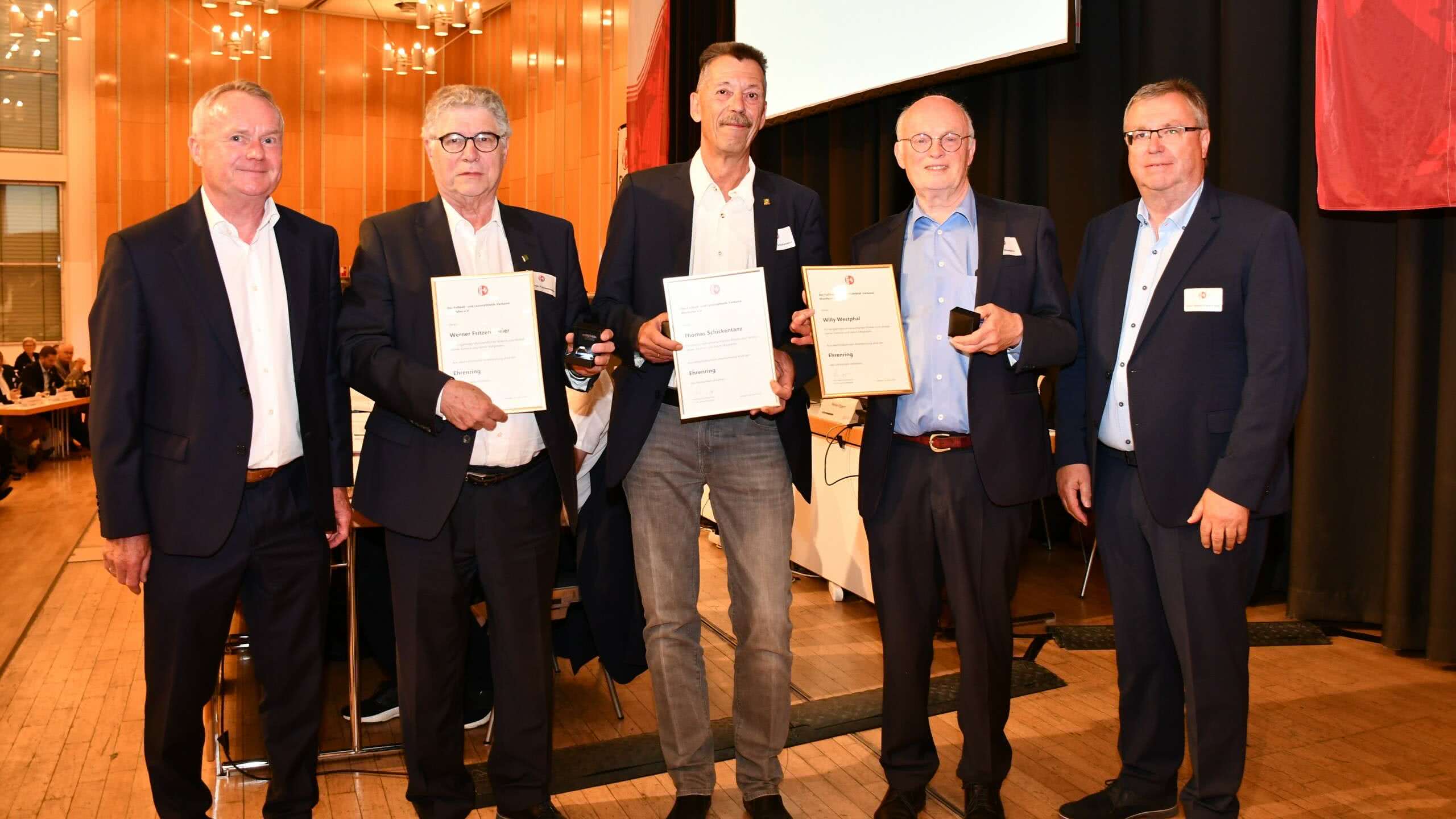 Den Ehrenring erhielt das Trio Werner Fritzensmeier, Thomas Schickentanz und Willy Westphal (v. l.). Manfred Schnieders und Karl-Heinz Eikenhorst (Vorsitzender Verwaltungsrat) rahmen die Geehrten ein.