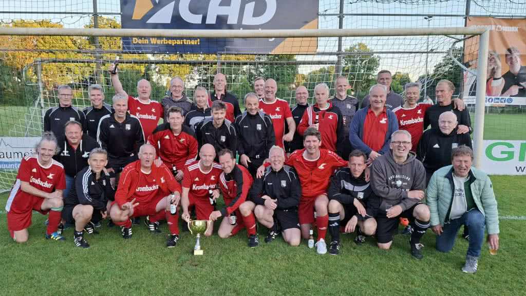 Gemeinsames Mannschaftsfoto der beiden Finalisten zum Ü50-Pokal des FLVW-Kreis Ahaus-Coesfeld