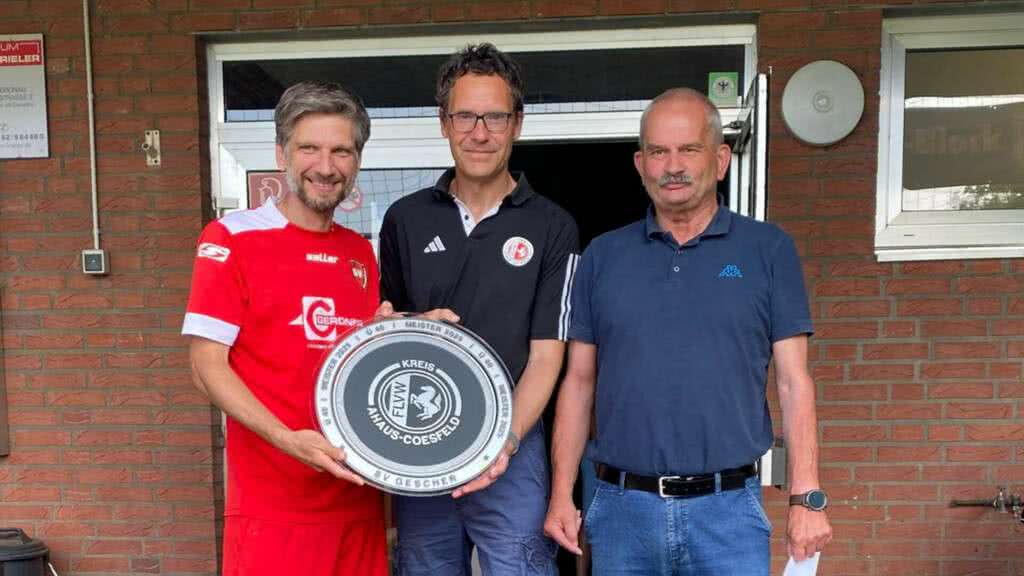 Staffelleiter Manfred Nieland und Kreisvorsitzender Ingo Röschenkemper übergaben die Schale an den Ü40-Kapitän des SV Gescher.