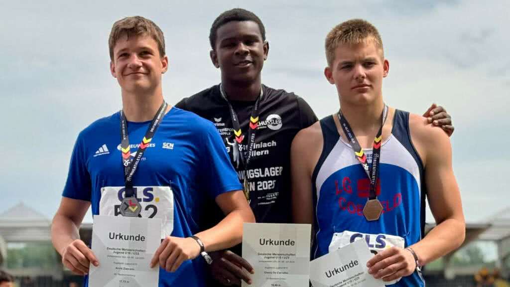 Felix Bäumer (rechts) von der LG Coesfeld gewinnt die Bronzemedaille bei den Deutschen U16-Meisterschaften 2025