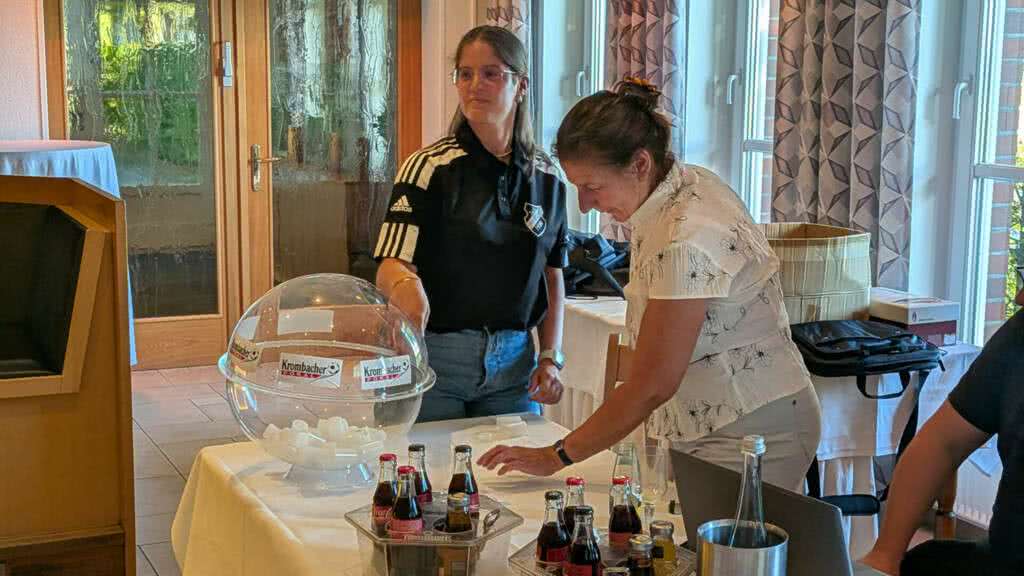 Thea Tenhumberg vom A--Liga-Meister TuS Wüllen zog als Glücksfee die Spielpaarungen zum Frauen-Kreispokal 2025/26