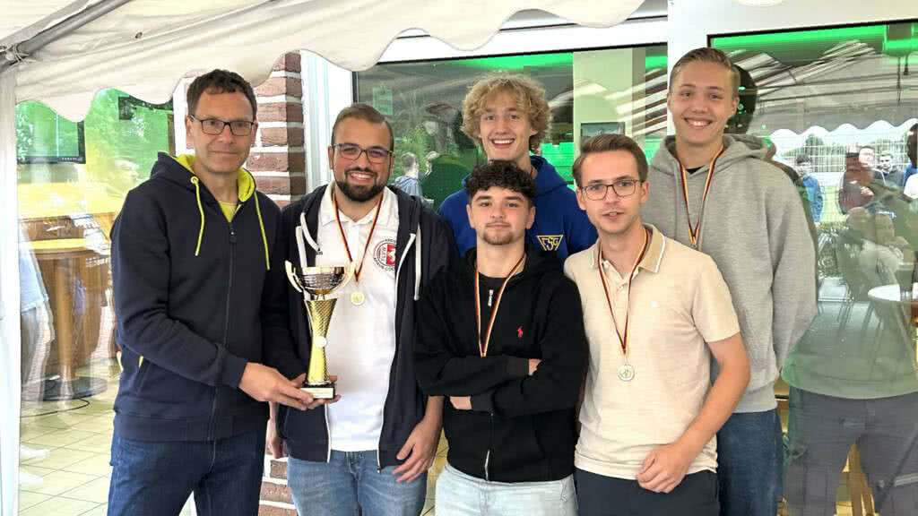 Siegerehrung der erfolgreichen Fußballmannschaft beim Westfalenpokal der Schiedsrichter 2025