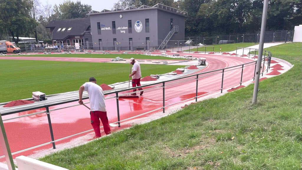 Die Aschebahn in Stadtlohn gehört nun der Vergangenheit an. Es laufen nun die Restarbeiten an der neuen Kunststoffbahn.
