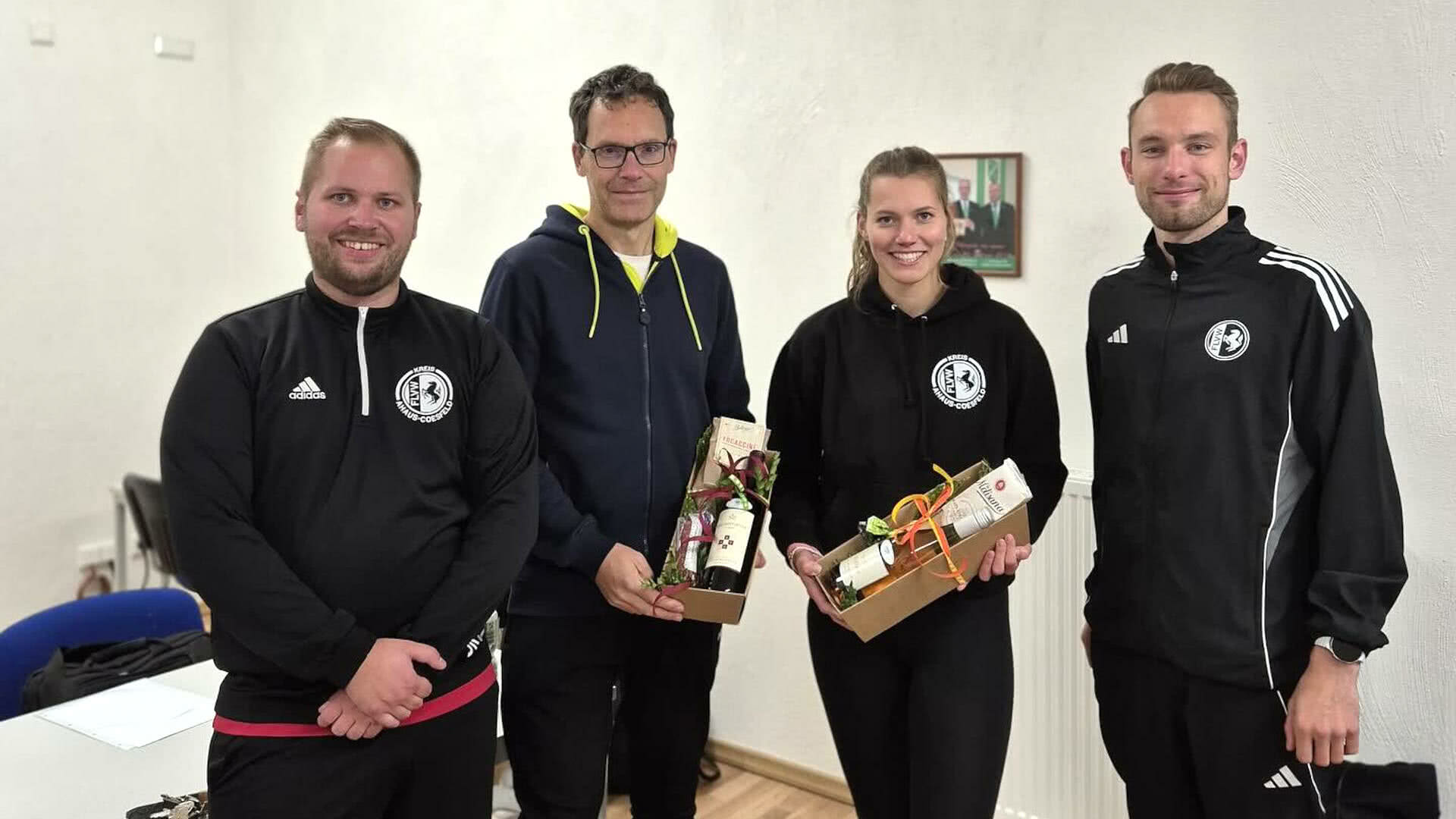 Mit einem kleinen Präsent bedankte sich der Perspektivkader bei Annika Schulze Kalthoff und Ingo Röschenkemper