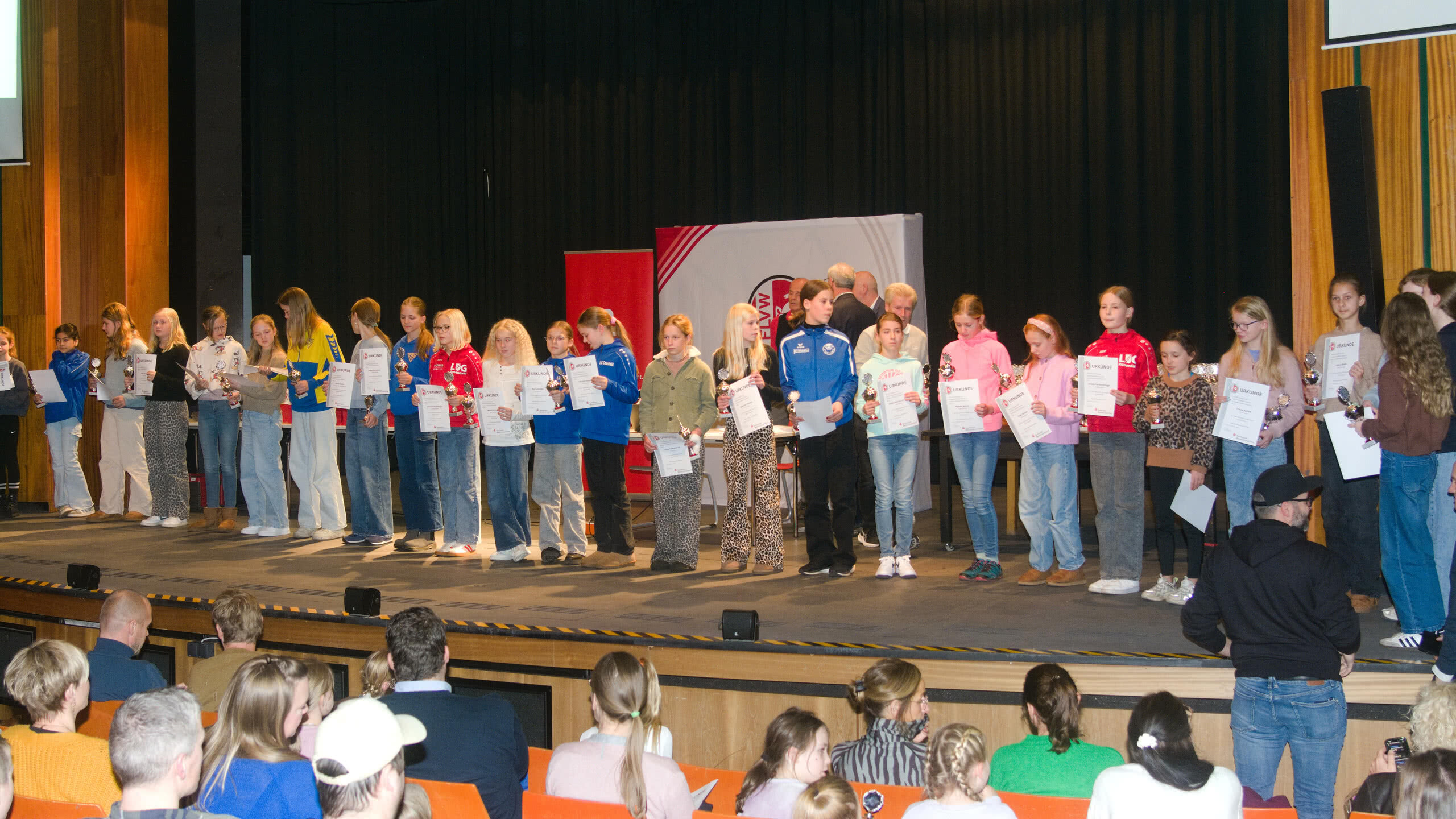 Volle Bühne bei der Ehrung zur Cupwertung der Mädchen W11 in der Aula des Gymnasium Georgianum