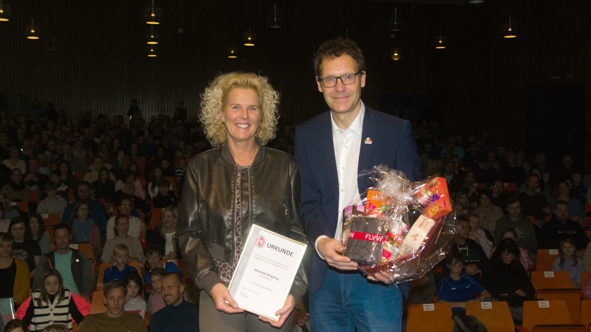 Mechtild Wüpping bekommt Urkunde und Präsentkorb vom Kreisvorsitzenden Ingo Röschenkemper überreicht.