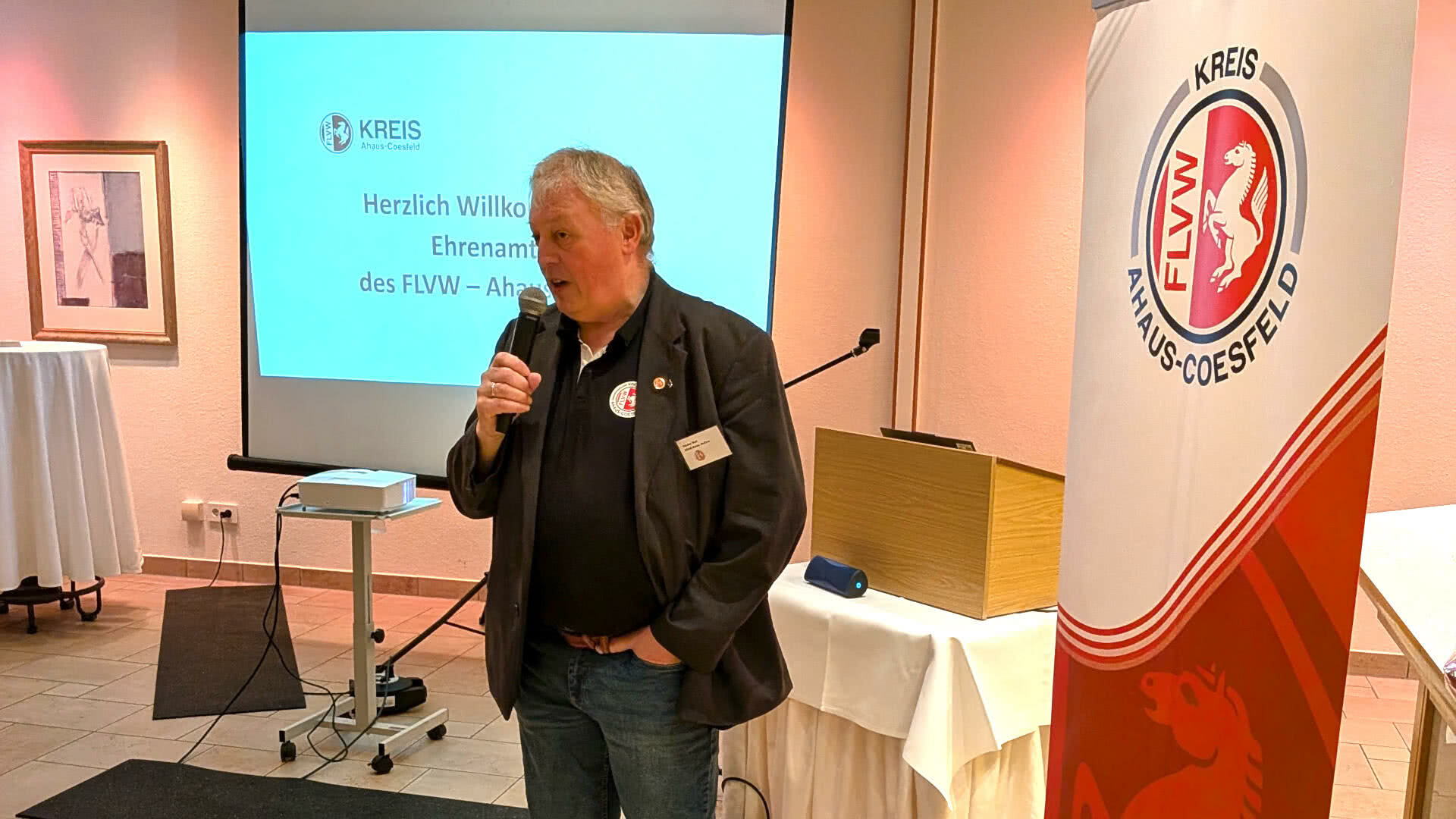 Unser KEAB Günter Boll begrüßt alle Anwesenden und freut sich über die hohe Anzahl der Teilnehmenden