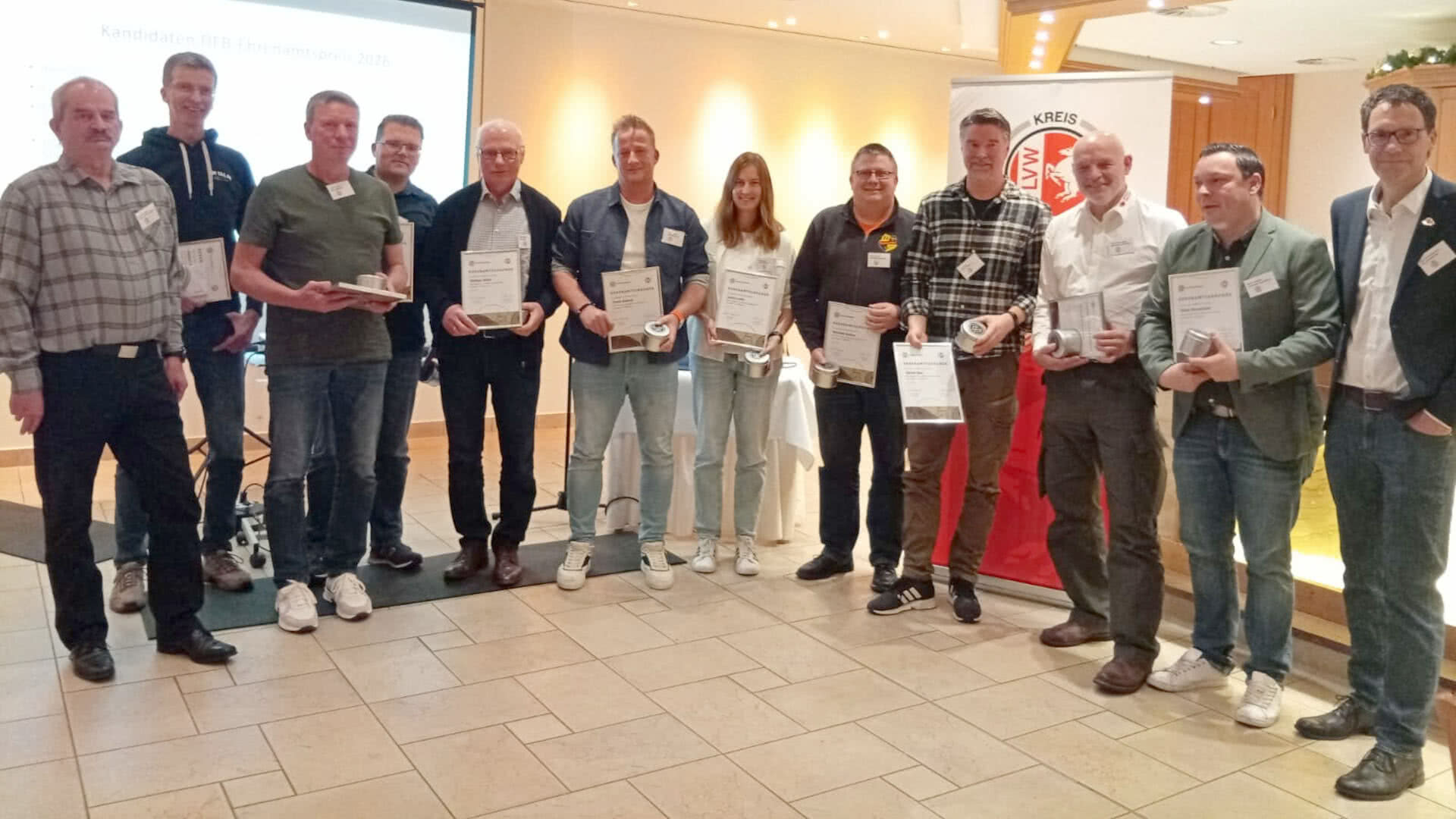 Manfred Nieland ehrt die Nominierten des DFB Ehrenamtspreis 2026