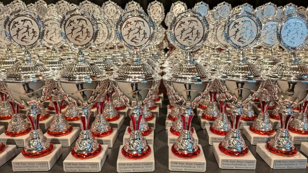 296 Pokale der Sparkasse Westmünsterland warteten auf ihre Übergabe an die Kinder und Jugendlichen.