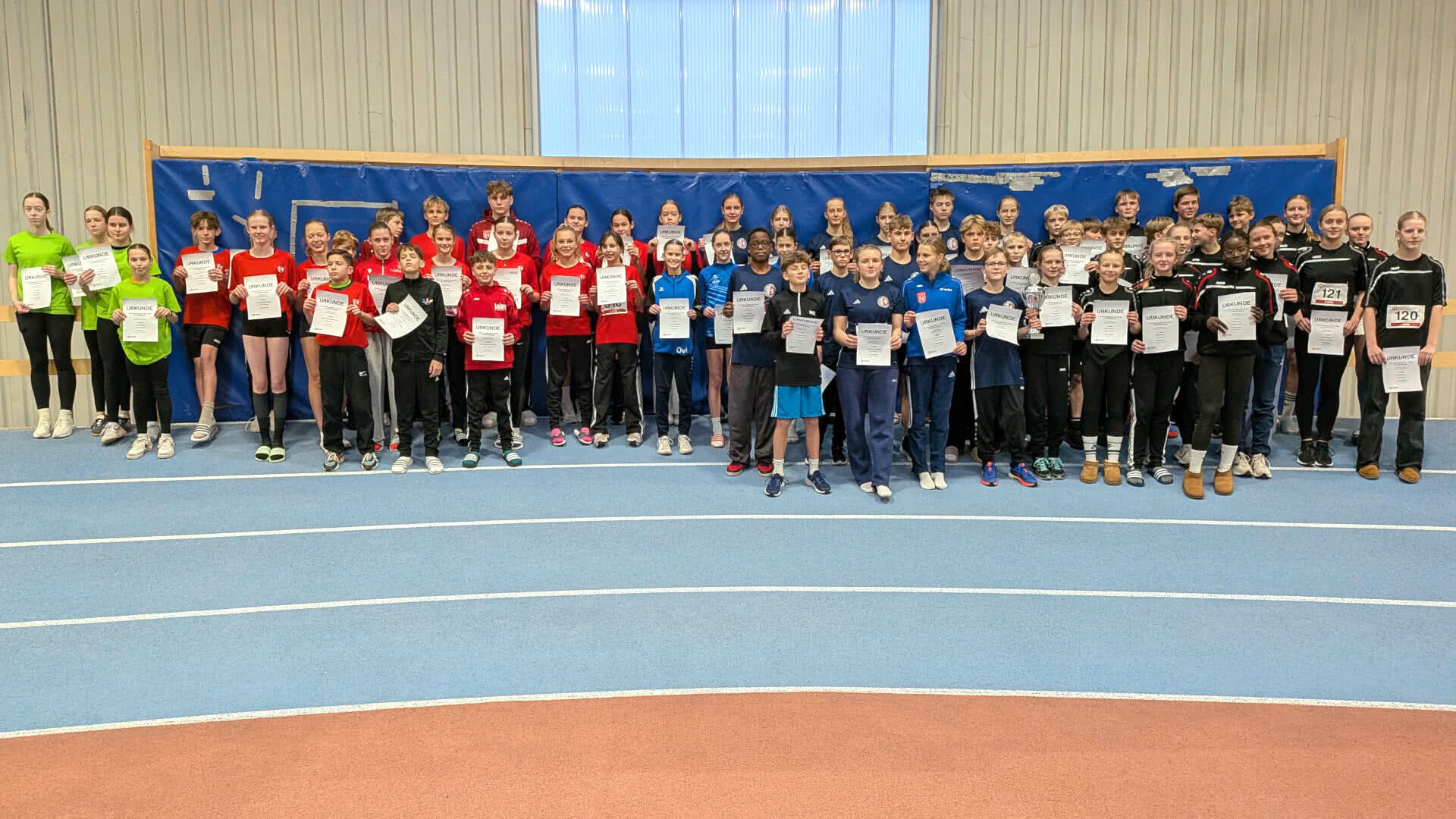 Gruppenbild mit rund 80 U14-Athlet*innen aus dem Münsterland