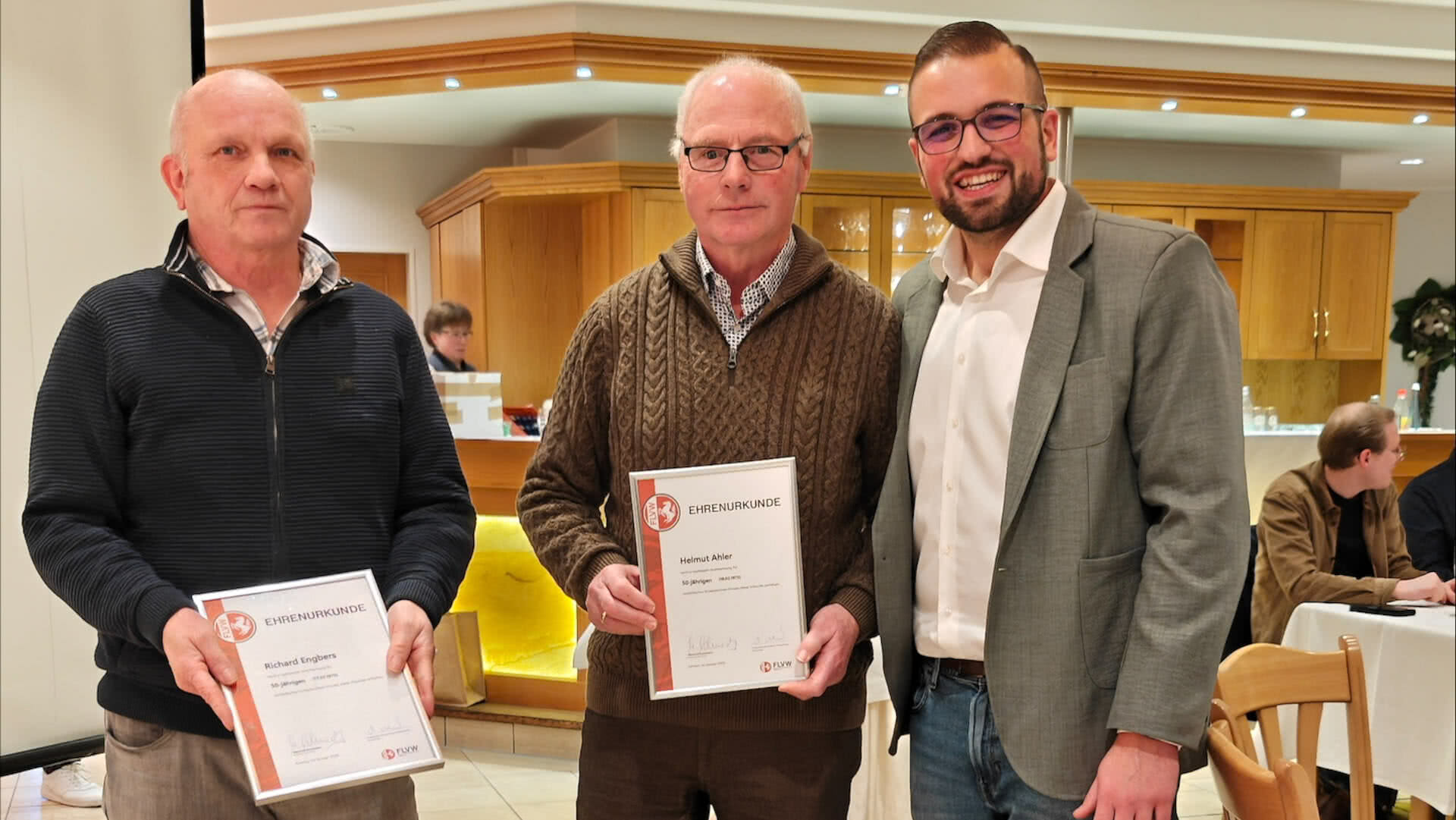 Viel Beifall gab es für Richart Engbers und Helmut Ahler als sie vom Schiedsrichter Vorsitzenden Tarik Pathe für jeweils 50 Jahre Schiedsrichterwesen ausgezeichnet wurden