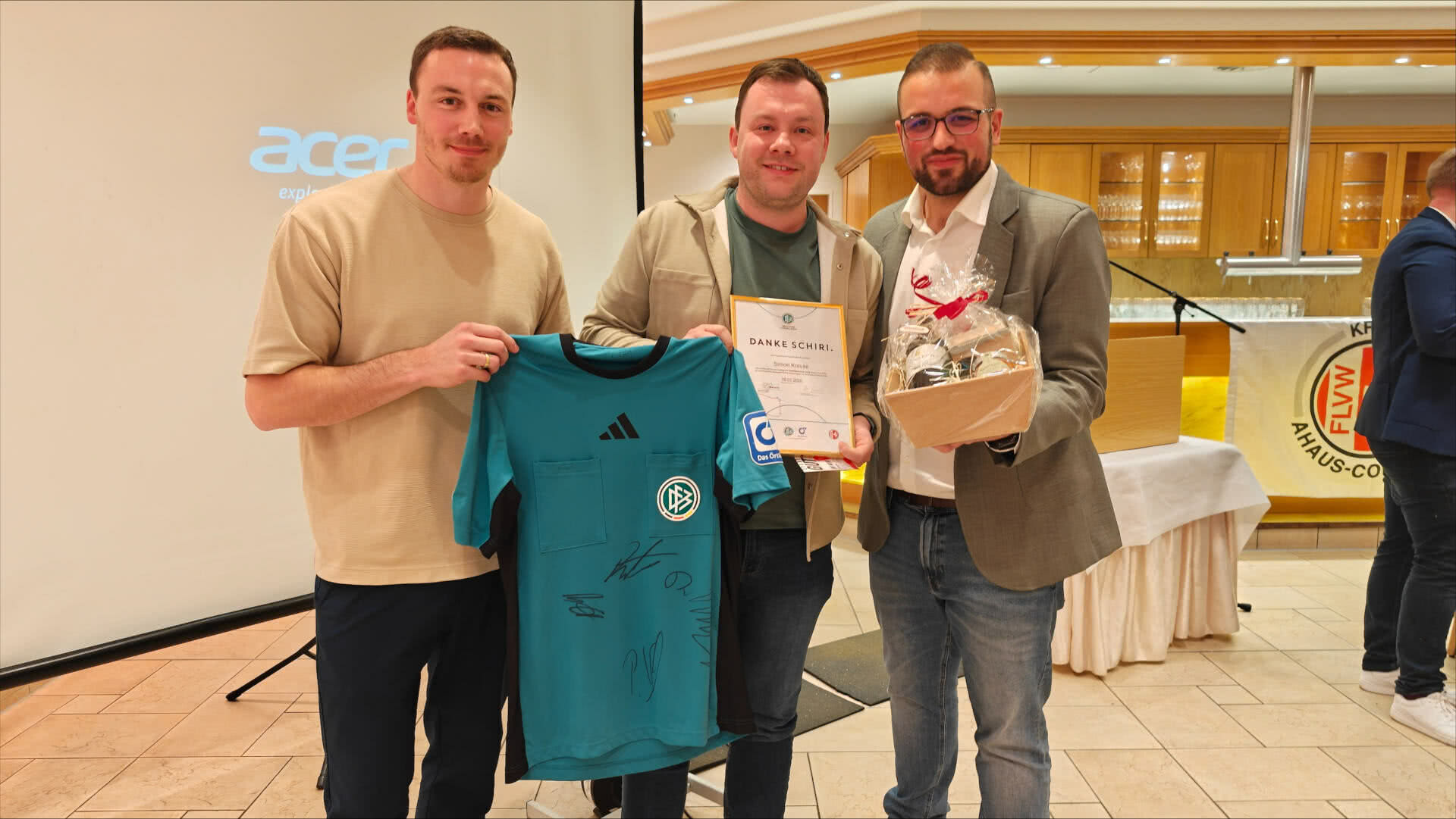 Danke Schiri - Simon Krause