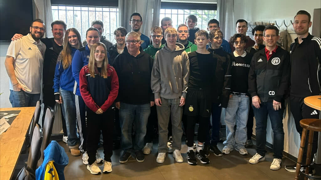 Gruppenfoto nach bestandenem Lehrgang für die neuen Schiedsrichter im FLVW-Kreis Ahaus-Coesfeld