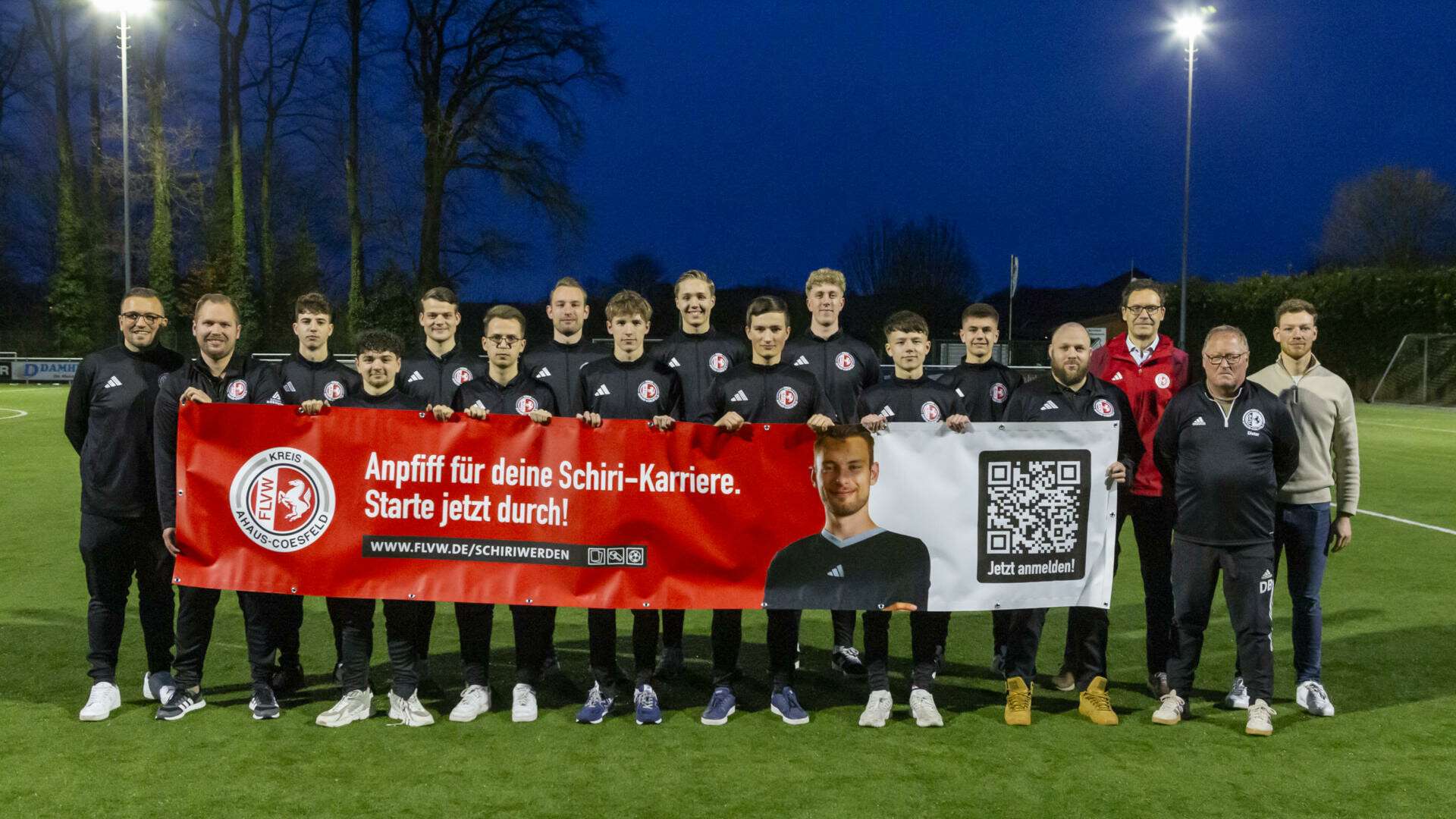 Der aktuelle Perspektivkader präsentiert eines der vier neuen Kreisbanner zur Schiedsrichterwerbung