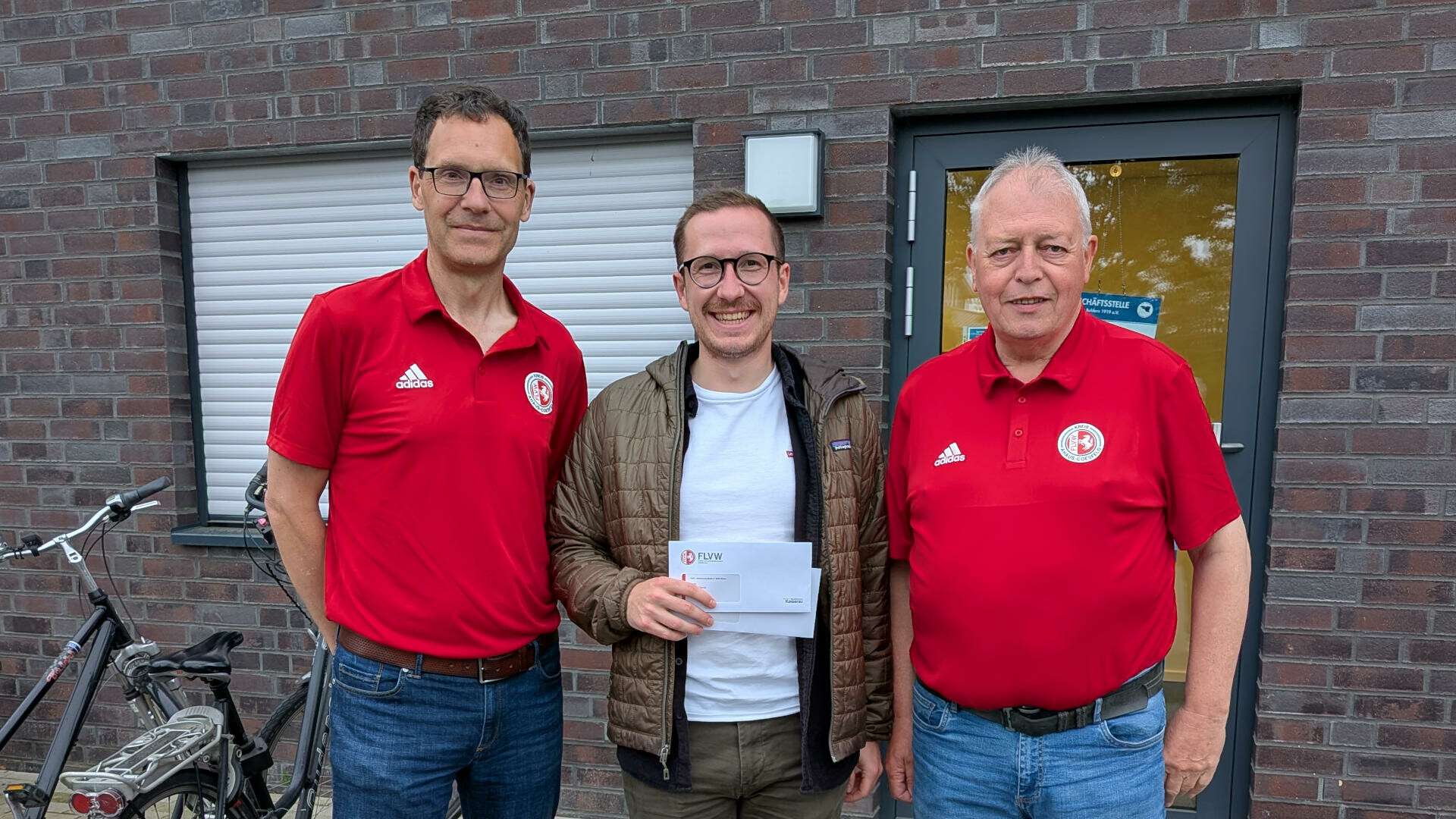 Freddy Tönnis bekam vom Ehrenamtsbeauftagten Günter Boll und vom Kreisvorsitzenden Ingo Röschenkemper noch einmal persönlich die Unterlagen des DFB zur Barcelona-Reise der Fußballhelden überreicht.