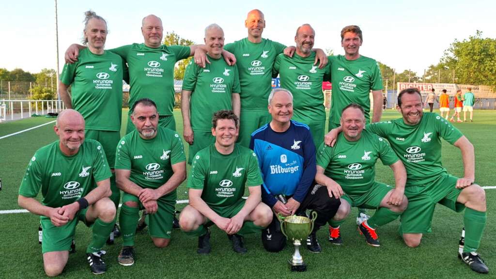 Die Ü50-Spieler der SG Coesfeld verteidigen ihren Kreispokalsieg aus dem Vorjahr