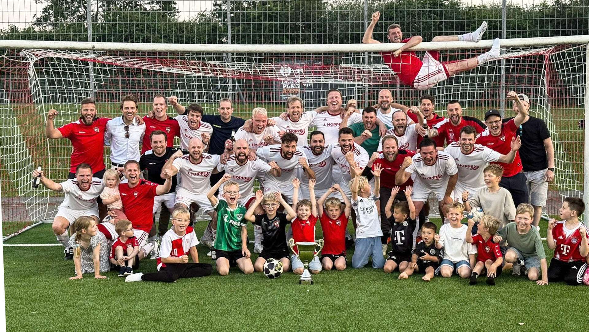 Großer Jubel beim Ü32-Kreispokalsieger SV Gescher. Großer Jubel beim Ü32-Kreispokalsieger SV Gescher.