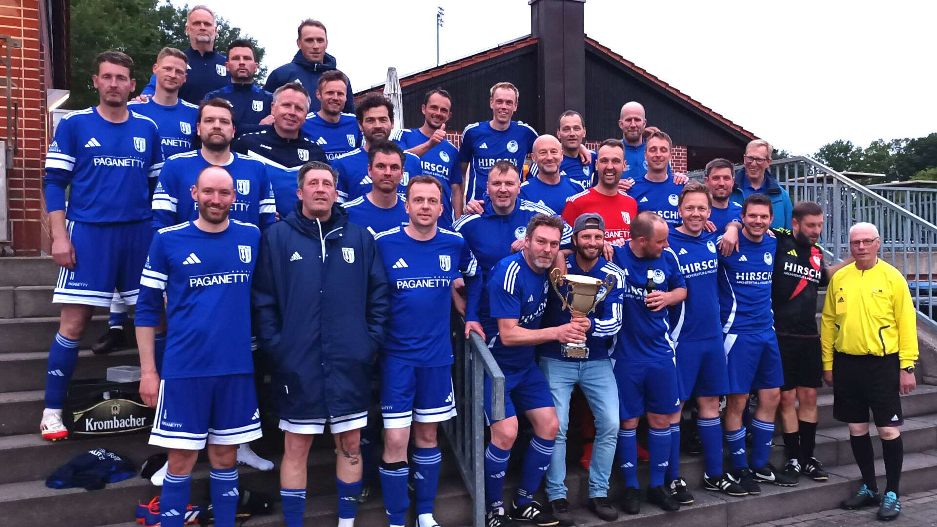 Gruppenfoto zum Ü40-Pokalendspiel des FC Epe gegen SuS Stadtlohn