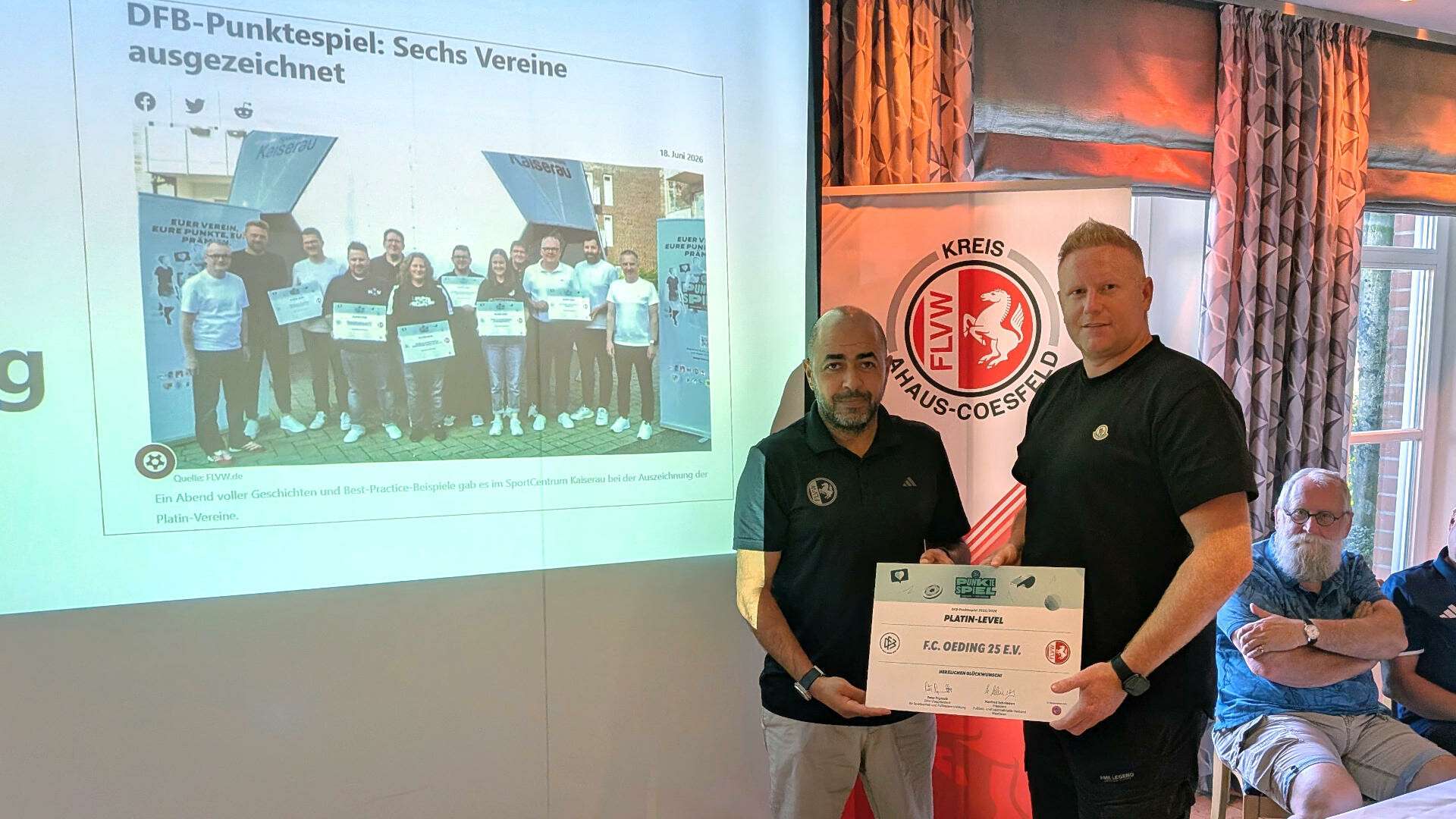 Clubberater Karim Bouharrou überreicht die Platin Plakette an Marco Scheelhaas vom FC Oeding