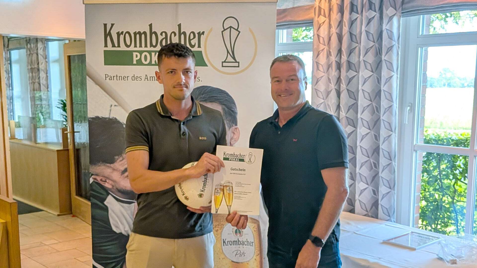 Der Pokalsieger SpVgg Vreden bekommt den ersten Gutschein und Ball der Krombacher Brauerei überreicht