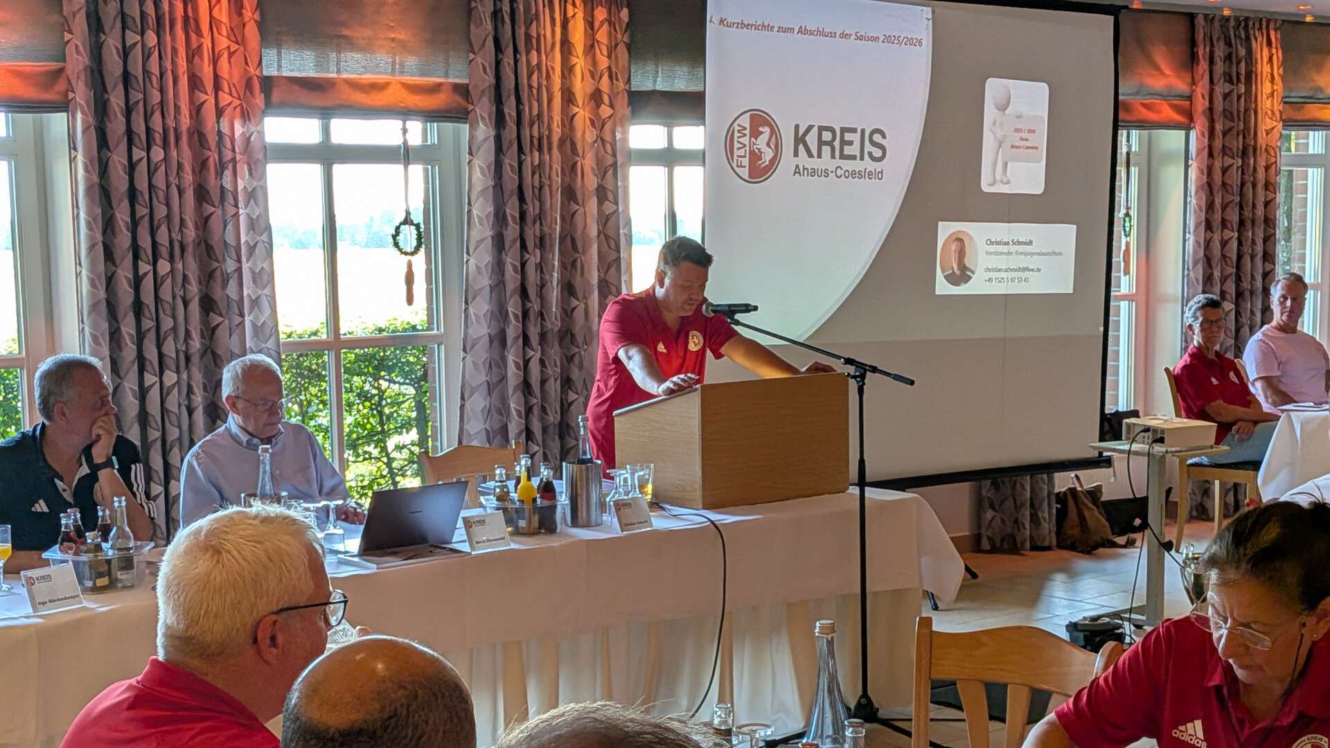 Christian Schmidt begrüßt die anwesenen Vereine beim Staffeltag der Jugend