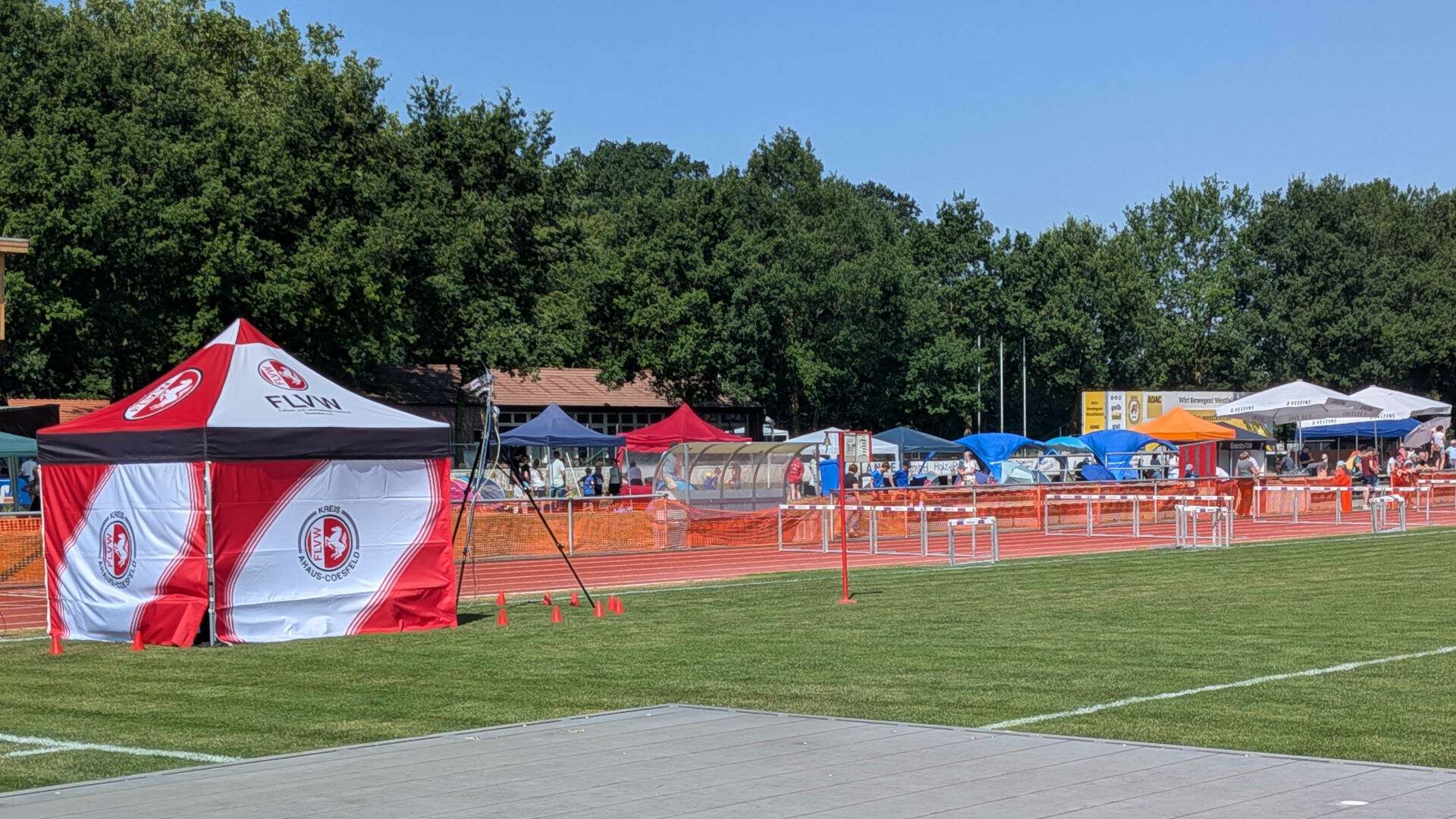 Viele Vereine hatten sich Pavillons für die Wetttkampfpausen ihrer Athlet*innen ins Westfalenringstadion mitgebracht.