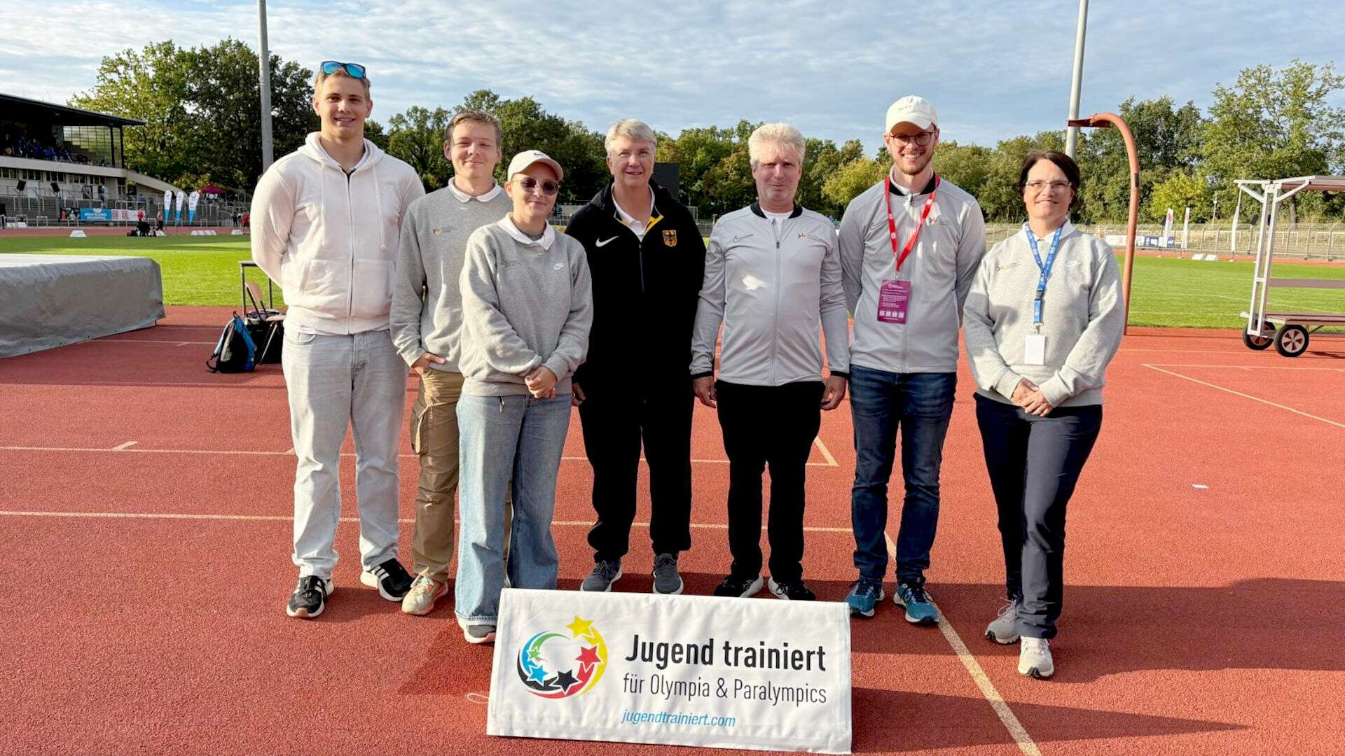 Gruppenbild alle westfälischen Kampfrichter beim JtfO-Finale der Leichtathletik und Para-Leichtathletik