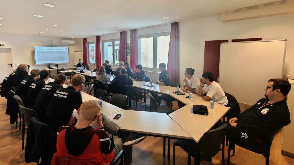 25 Schiedsrichter zeigten sich interessiert an einer Assistenten Schulung.